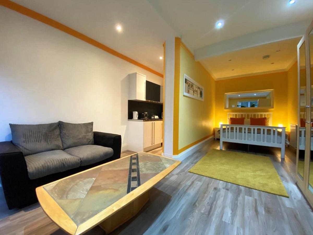 Harlestone Retreat (Adults Only) Otel Northampton Dış mekan fotoğraf
